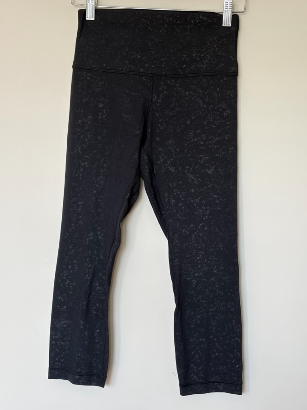 Women’s lululemon black shimmer/emboss high rise cropped Align legging size 6